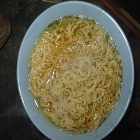 Mỳ[-]tôm[-]bị[-]đồn[-]có[-]đỉa